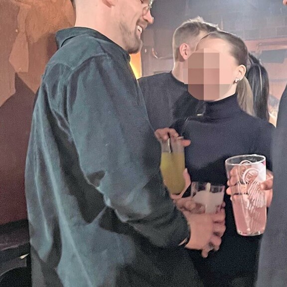 Teemun ja naisen vierailemilla jatkoilla oli silminnäkijöiden mukaan myös muita juhlijoita. Teemun ja naisen vierailemilla jatkoilla oli silminnäkijöiden mukaan myös muita juhlijoita.