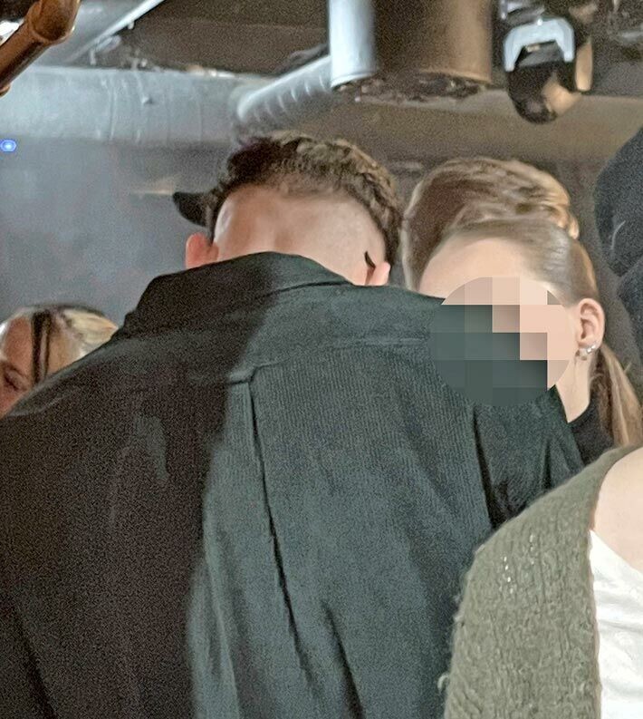 Teemun sanoo, ettei tunne nuorta brunettia. Nainen puolestaan kieltää olleensa paikalla baarissa. Seiskan kuvat kuitenkin kertovat jotain aivan muuta. Teemun sanoo, ettei tunne nuorta brunettia. Nainen puolestaan kieltää olleensa paikalla baarissa. Seiskan kuvat kuitenkin kertovat jotain aivan muuta.
