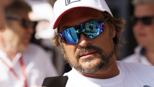 Teemu Selänne sai ökyauton kylkiäisenä lapsellisen lahjan