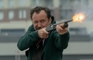 Minne katosi Jude Law? Tekee paluun uusnatsielokuvassa