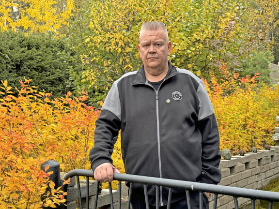 Suomen Huutokauppakeisari -tähti Aki Palsanmäki kohtasi elämänsä vakavimman paikan, kun hänellä todettiin keuhkosyöpä lokakuussa. Kasvain saatiin leikattua, ja nyt Aki toipuu kotonaan Hirvaskankaalla.
