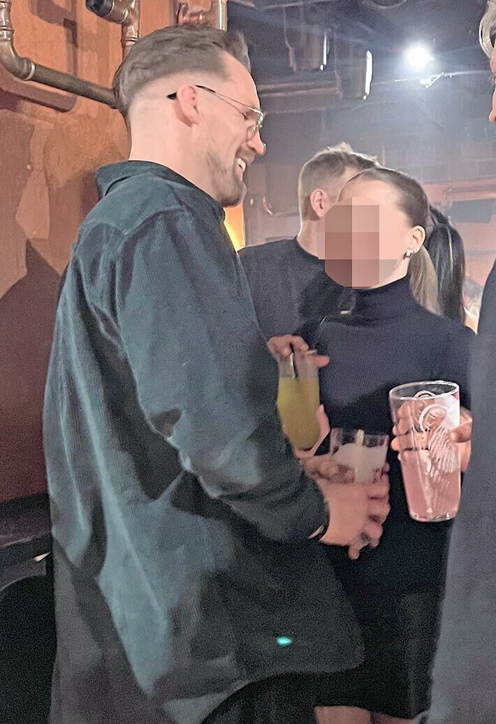 Teemun ja naisen vierailemilla jatkoilla oli silminnäkijöiden mukaan myös muita juhlijoita. Teemun ja naisen vierailemilla jatkoilla oli silminnäkijöiden mukaan myös muita juhlijoita.