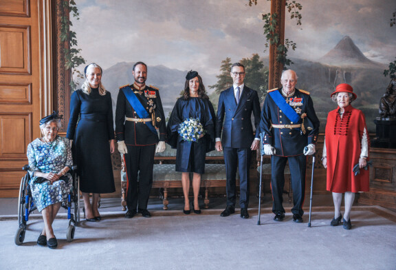 Kuningatar Sonja ja prinsessa Astrid erottuivat tummiin pukeutuneesta poppoosta.