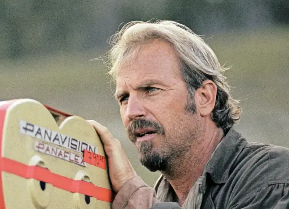 Mitä ihmettä? Kevin Costner tekee surffausaiheisen kauhuelokuvan