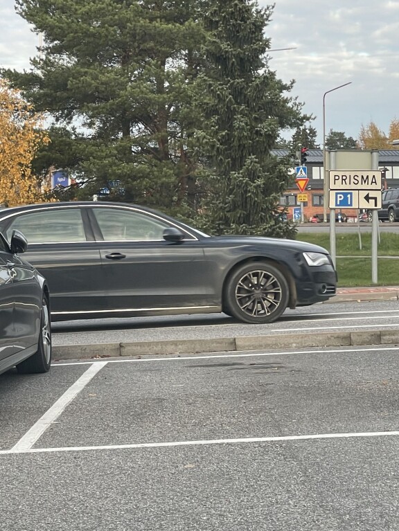 Helena häipyi marketin pihalta komealla kaaralla.
