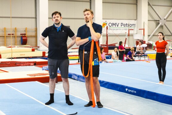 Matias ja Elias joutuvat kipuilemaan kolmosjaksossa myös voimistelusalilla.