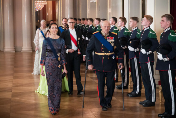Kuningas Harald kulki päivän keppien avulla.