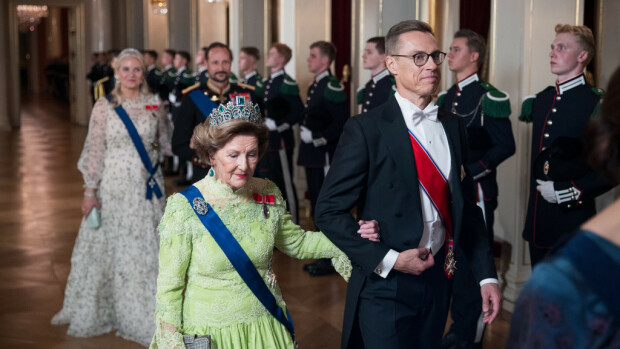 Kuninkaalliset järjestivät presidenttiparille hulppeat juhlat – kruununprinsessa Mette-Marit tyrmää kukkamekossa