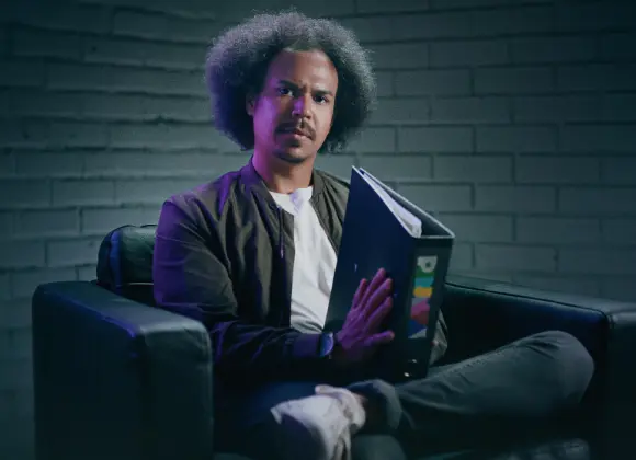 Ylen Perjantai-ohjelma loppuu – Sean Ricks kertoo lähtönsä syyn