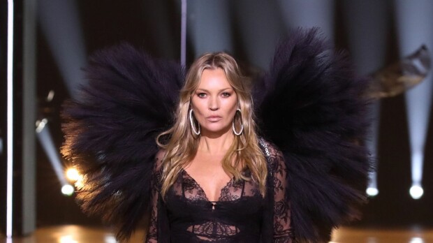 Kate Moss, 50, Victoria's Secretin alusvaatenäytöksen lavalla – kuva