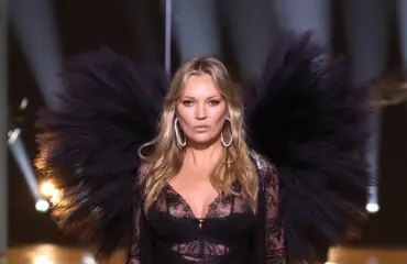 Kate Moss, 50, Victoria's Secretin alusvaatenäytöksen lavalla – kuva