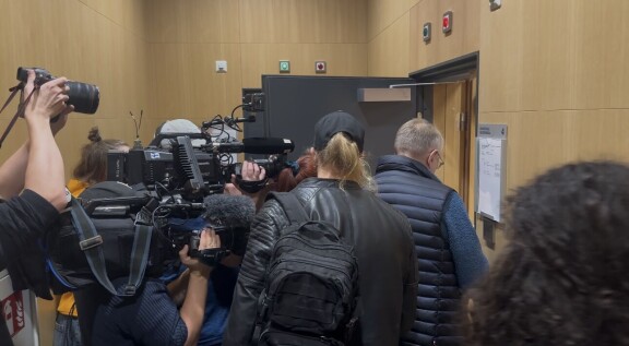 Mediaa on runsaasti paikalla Länsi-Uudenmaan käräjäoikeudessa seuraamassa Rolf Nordmon vangitsemisoikeudenkäyntiä 16.10.
