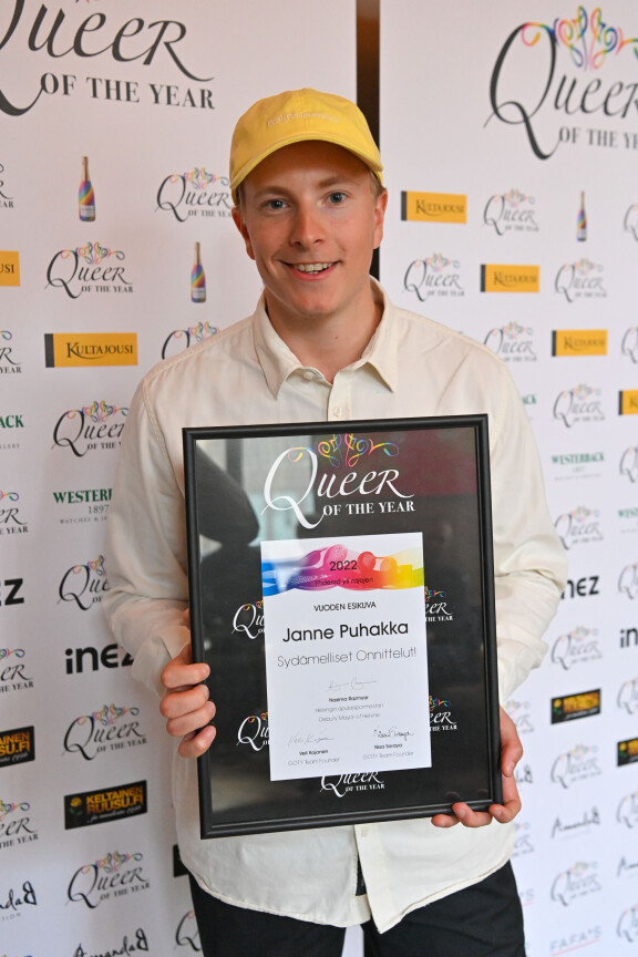 Vuonna 2022 Janne Puhakka palkittiin vuoden esikuvana Queer of the year -tapahtumassa. Sama vuonna häneltä tuli kirja Ulos kopista.