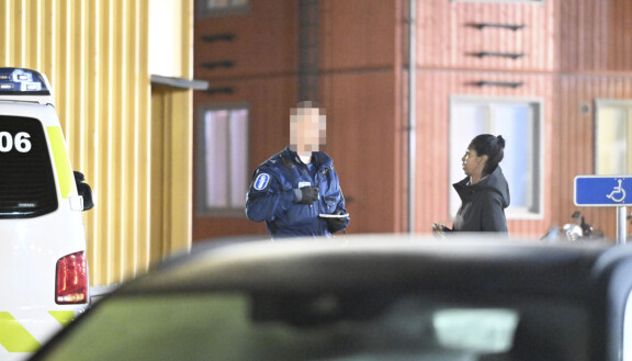 Poliisi kävi paikalla tarkistamassa tilanteen. Sahra keskusteli poliisin kanssa pihalla.