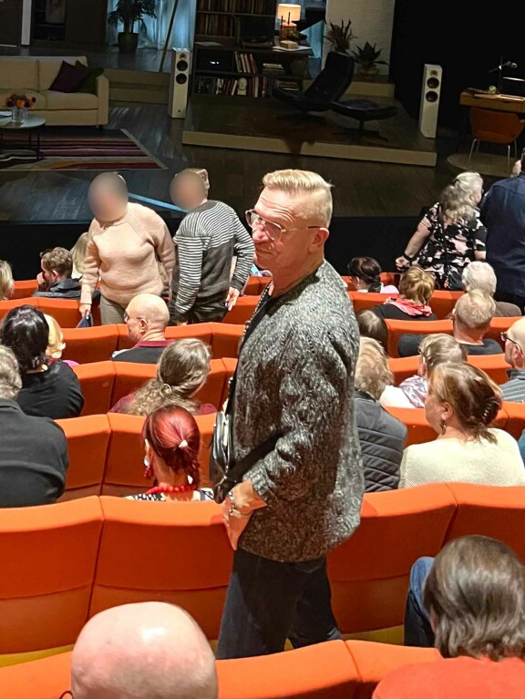 Sami saapui teatterikatsomoon juuri ennen esityksen alkua.