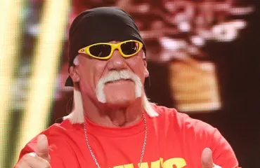 Tältä Hulk Hogan näyttää nykyään − tukeutuu kävelykeppiin!