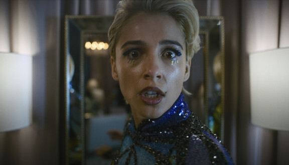 Naomi Scott elokuvassa Smile 2.