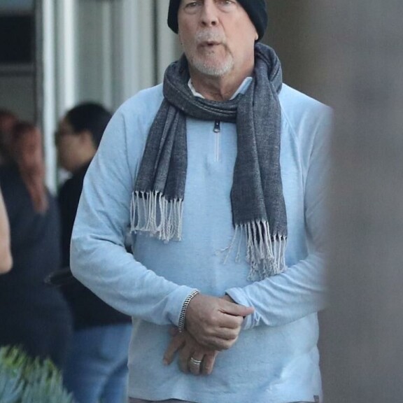 Bruce bongattiin harvinaisen hyväntuulisena. Hän vihelteli iloisesti kadulla kävellessään. Bruce Willis