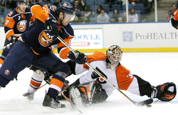 Moni muistaa Anteron NHL-seura Philadelphia Flyersin tolppien välistä.