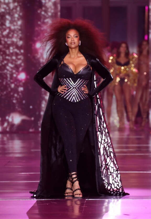 Tyra Banks Victoria's Secret -muotinäytöksessä.