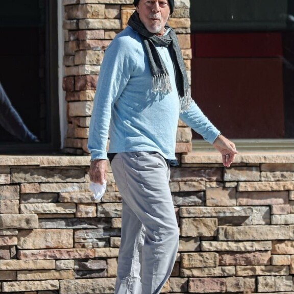 Bruce suojasi korvansa mustalla pipolla. Bruce Willis