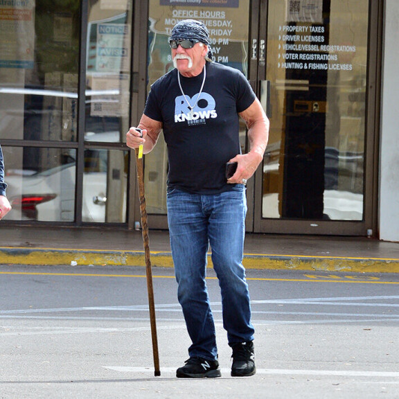 Tältä Hulk Hogan näyttää nykyään − tukeutuu kävelykeppiin! hulk hogan