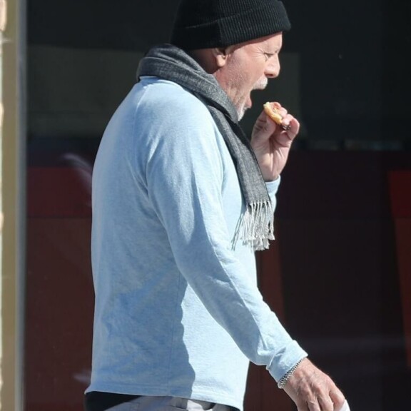 Nam nam! Kroisantti maistui Hollywood-legendalle. Bruce Willis