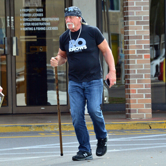Tältä Hulk Hogan näyttää nykyään − tukeutuu kävelykeppiin! hulk hogan