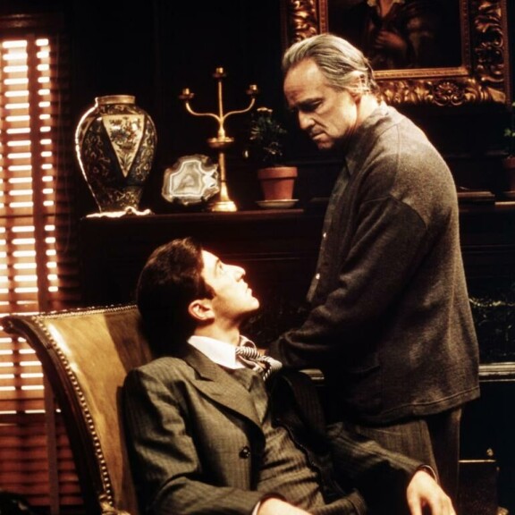 Al Pacino (vas.) ja Marlon Brando vuoden 1972 elokuvassa Kummisetä. The Godfather
