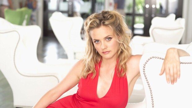 Minne katosi ysärikaunotar Alicia Silverstone? Tekee paluun sekopäisessä alien-elokuvassa