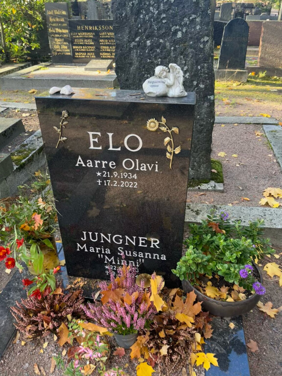 Maria Jungnerin ja hänen isänsä hautaa koristaa kauniit kukat sekä enkeli ja kaksi vaaleaa kiveä.