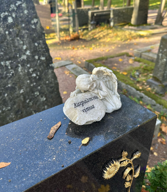 Maria Jungnerin läheiset ovat tuoneet haudalle kauniin enkelin.