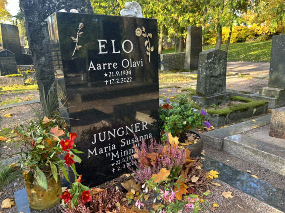 Maria Jungner on haudattu isänsä Aarre Elon kanssa samaan hautaan.