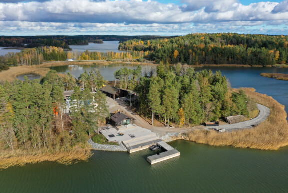 Kesäparatiisi nousee niemenkärkitontille.
