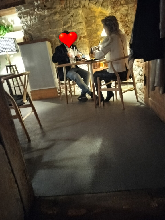 Pariskunta oli laittanut juhlailtaan parempaa Seppälää.