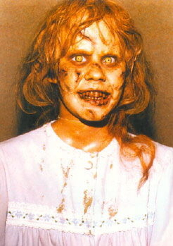 Hernesopan kaltaista mönjää manaavan papin päälle paineletkuna oksentanut ja rivoja puhunut 12-vuotias oli vuonna 1973 todella räväkkä hahmo jopa kauhuelokuvissa. Linda Blair näytti 14-vuotiaana rooliasussaan muun muassa tällaiselta.