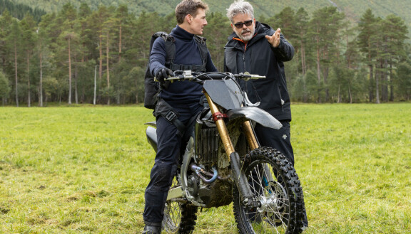 Tom Cruise ja ohjaaja Christopher McQuarrie elokuvan Mission: Impossible – Dead Reckoning Part One kuvauksissa
