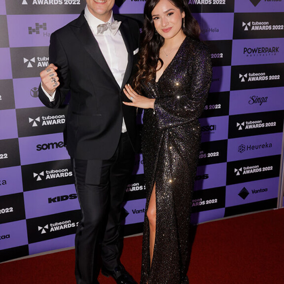 Jukka ja Chachi käyttäytyvät sosiaalisessa mediassa kuin vastanaineet. pari