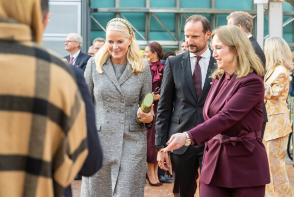 Mette-Marit ei parittanut asusteita hänen takkinsa kanssa, vaan ne olivat vihreää värimaailmaa. Laukku ja hiuspanta mätsäävät mainiosti. Kruununprinssi Haakon keskellä ja edellä mainittu Norjan Saksan-suurlähettiläs Laila Stenseng oikealla.