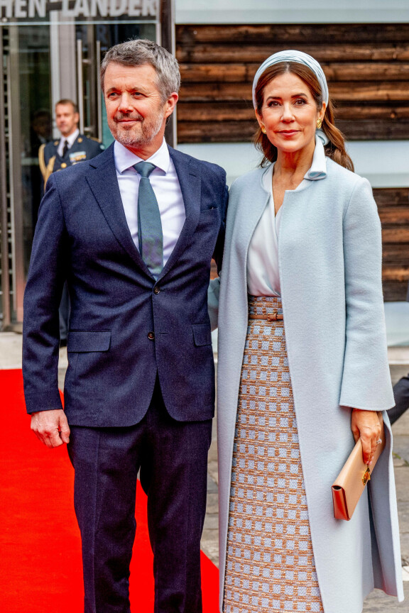 Maryn asukokonaisuus on harmoninen ja elegantti. Kuningas Frederikin solmio henkii värillään samaa tunnelmaa.