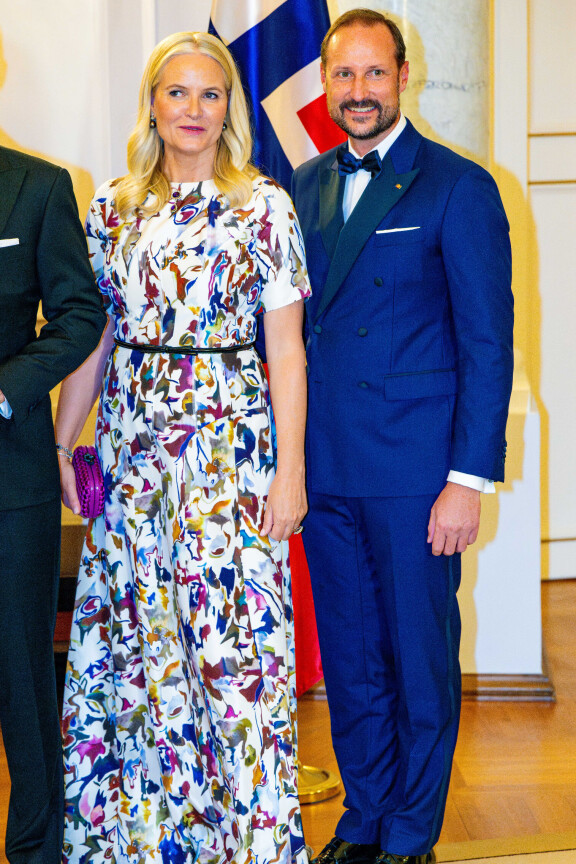 Kruununprinsessan iltapuvun värikkäät yksityiskohdat sointuivat Haakonin tummansiniseen pukuun.