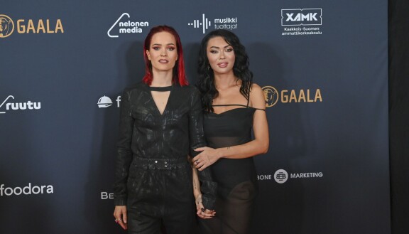 Sanni ja elämänkumppani Shirly Karvinen Emma-gaalassa vuonna 2023.