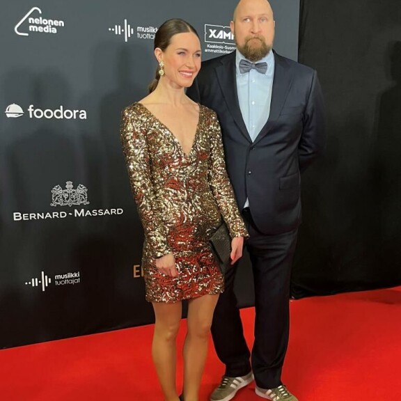 Yllättävä hetki Emma-gaalan punaisella matolla: pääministeri Sanna Marin antoi räppärille poskisuudelman Sanna Marin & Paleface.