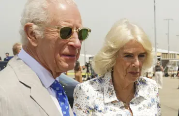 Raju viittaus prinsessa Dianaan! Bikinikaunotar vokotteli kuningas Charlesia – kuva
