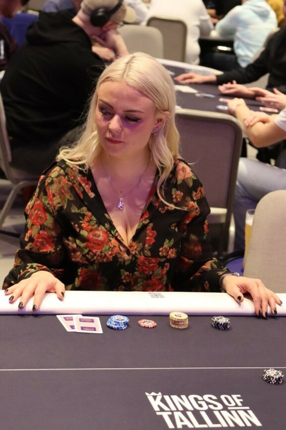 Irene nähtiin Tallinnassa myös pokeripöydässä.