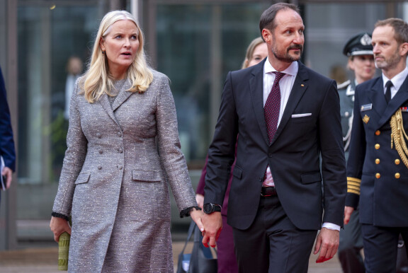Vielä maanantaina Mette-Marit kuvattiin Haakonin kanssa käsi kädessä Saksassa. Nyt on edessä viikon lepuuttelu kulissien takana.