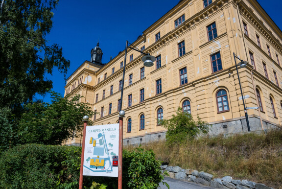 Historiallinen koulu sijaitsee yhdellä Tukholman hienoimmista alueista.