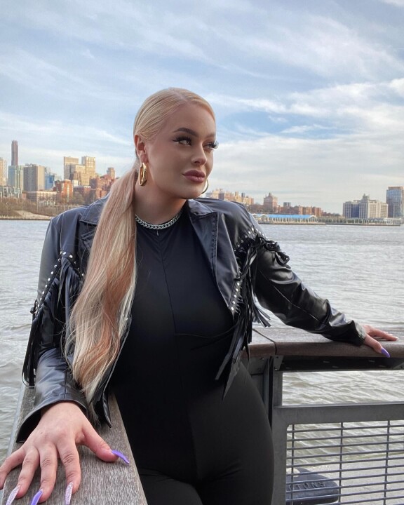 New Yorkissa Janely on saanut luotua suhteet alan toimijoihin niin, että töitä viihteen parissa riittää jatkossakin.
