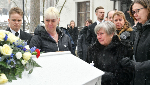 Pia ja Matin äiti koskivat siunaustilaisuuden jälkeen Matin arkkua jäähyväisiksi.