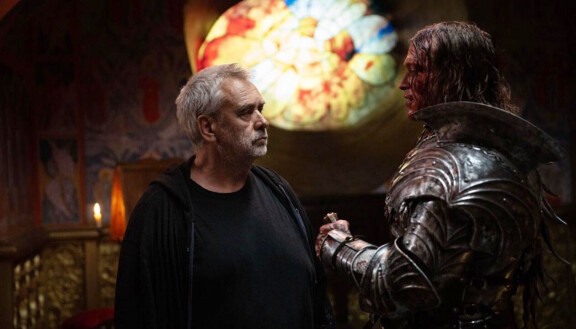 Luc Besson ohjaa Draculaksi muuntautunutta Caleb Landry Jonesia.